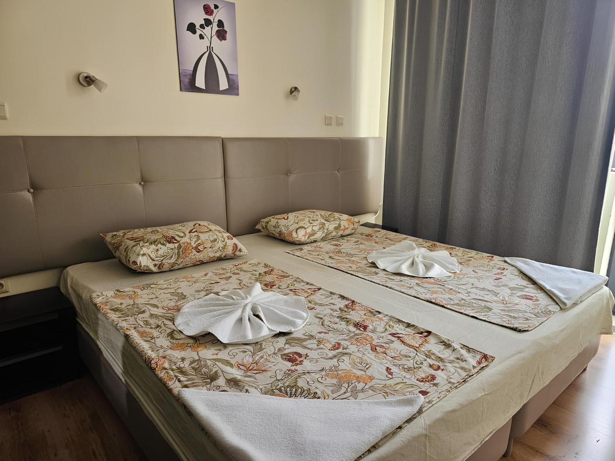 Apartments Yalta ゴールデンサンド エクステリア 写真