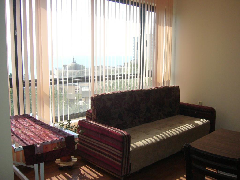 Apartments Yalta ゴールデンサンド エクステリア 写真